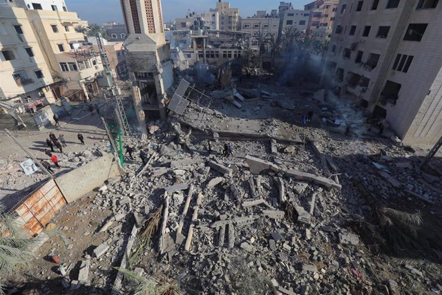 Edificios destruidos por los bombardeos del Ejército de Israel contra Deir al Balá, en el centro de la Franja de Gaza (archivo)