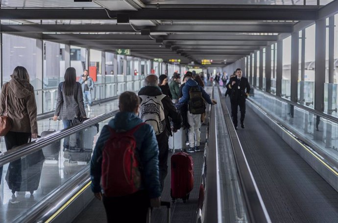 Pasajeros acceden por una de las entradas del Aeropuerto Adolfo Suárez-Madrid Barajas con motivo de la operación salida en el puente de diciembre, a 5 de diciembre de 2023, en Madrid (España). 