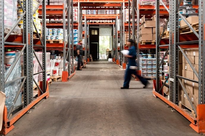 Persona trabajando en un almacén.