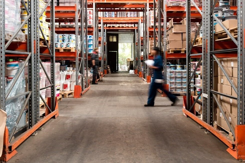 Persona trabajando en un almacén.