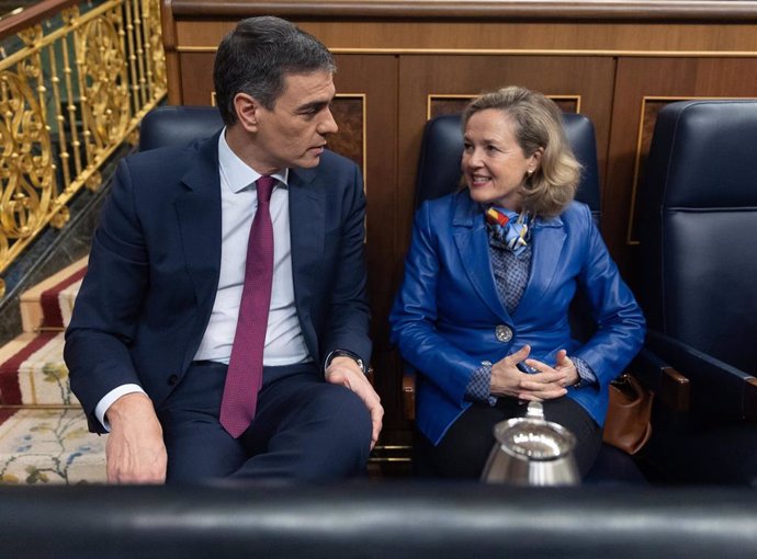 El presidente del Gobierno, Pedro Sánchez y la vicepresidenta primera y ministra de Economía, Nadia Calviño