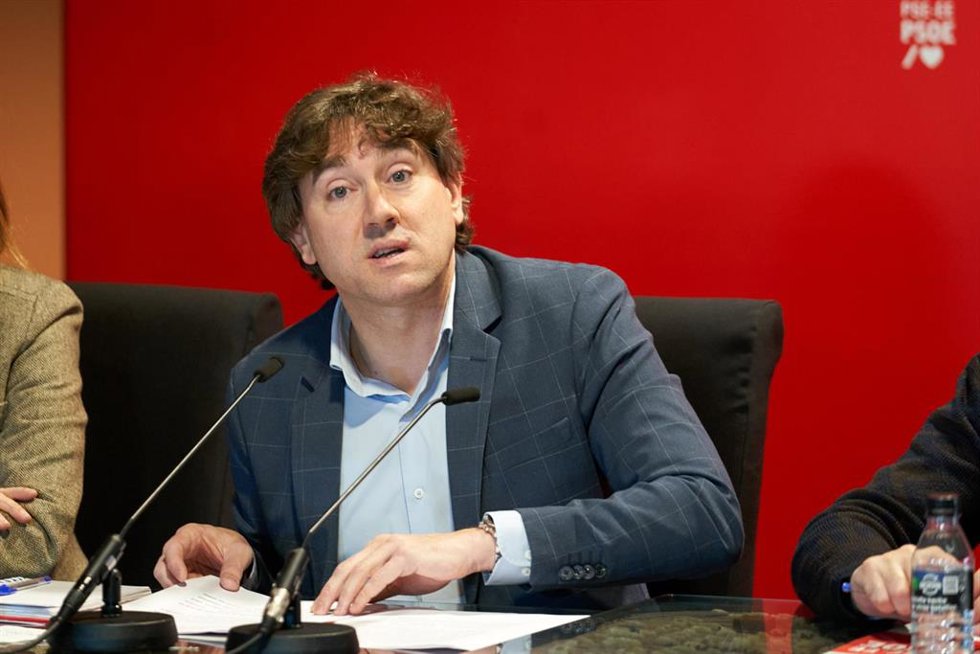 El secretario general del PSE-EE, Eneko Andueza, durante una rueda de prensa previa a la reunión de la Comisión Ejecutiva de Euskadi, en las Bodegas Valdeana, a 18 de diciembre de 2023, en Elciego, Álava