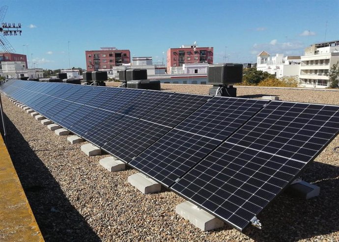 Instalación de quince kilovatios de energía solar fotovoltaica en el IES Fernando de Herrera de Sevilla capital.