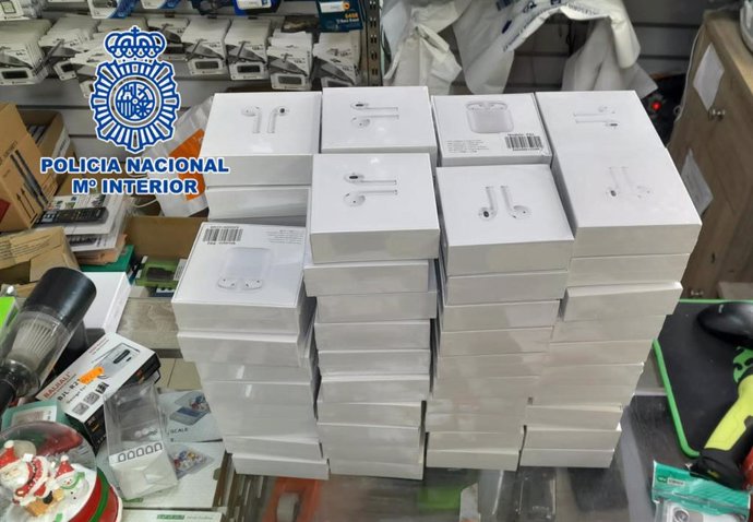 Tres detenidos por vender artículos de telefonía falsificados e intervenidos más de 4.000 productos en Manises