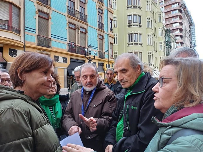 La alcaldesa de Gijón, Carmen Moriyón (Foro), conversa con jubilados municipales que se manifestaban a la entrada del Centro de Cultura Antiguo Instituto para reclamar la prima a la jubilación.