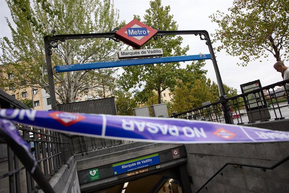 Archivo - Una cinta con la señalización 'NO PASAR' en una de las entradas a la estación de Marqués de Vadillo, a 4 de septiembre de 2023