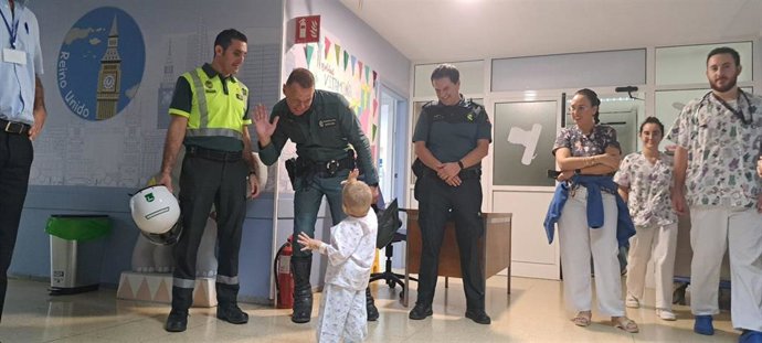 Agentes de la Guardia Civil visitan a los pequeños ingresos en el Hospital Materno Infantil de Gran Canaria