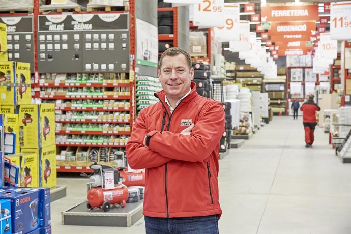 Archivo - El fins ara CEO de Brico Dept Iberia i director de Marques Prpies i Comercial del Grup Kingfisher, Mike Foulds