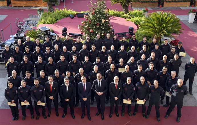 El alcalde de Murcia, José Ballesta, junto a los nuevos miembros del Servicio de Extinción de Incendios y Salvamento (SEIS)