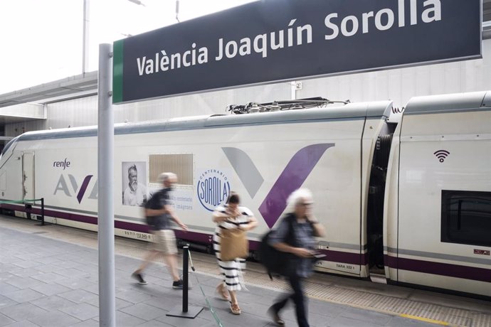 Archivo - Tren AVE en el que tiene lugar la exposición fotográfica 'Sorolla. Un centenario en cien imágenes' como homenaje de su centenario, durante su presentación, en la Estación València Joaquín Sorolla.