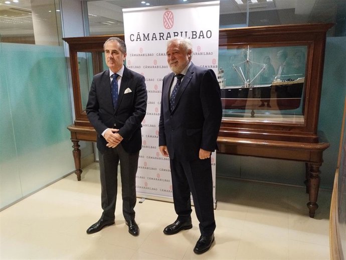 El presidente de la la Cámara de Comercio, Industria, Servicios y Navegación de Bilbao, José Ignacio Zudaire, y el secretario general de la entidad, Mikel Arieta-araunabeña.