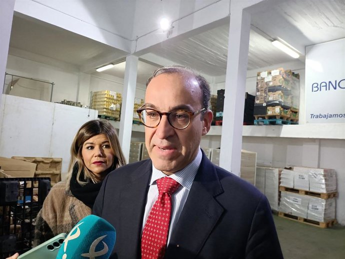 El alcalde de Cáceres, Rafael Mateos, atiende a los medios en una visita al Banco de Alimentos