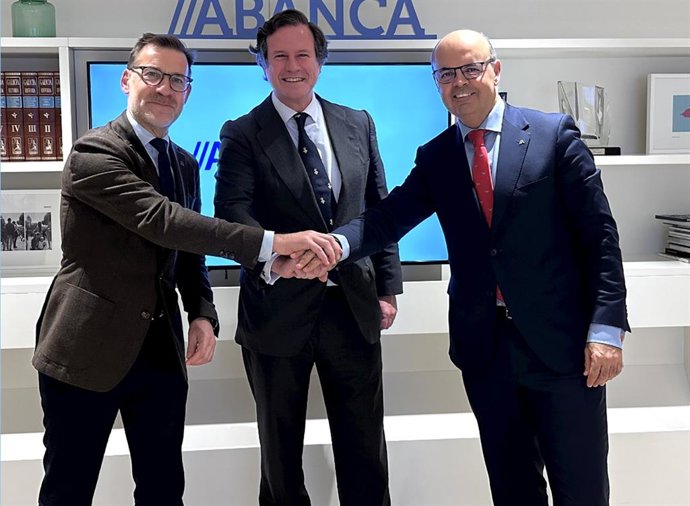 Javier Garat, secretario general de Cepesca; Víctor Casal Antón, director ejecutivo de Banca Corporativa, Empresas y Pymes de Abanca, y  el director de Abanca Mar, Javier Fraga, firman acuerdo de renovación