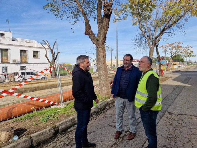 El alcalde de Carmona, Juan Ávila, ha visitado esta actuación acompañado por el delegado municipal de Obras Juan Carlos Ramos.