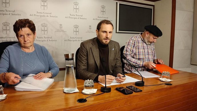 La presidenta de la Coordinadora de Montes Vecinales en Mano Común del Principado, Victorina Rodríguez, el diputado de Foro Adrián Pumares, y el vicepresidente de la entidad, Manuel Mallada