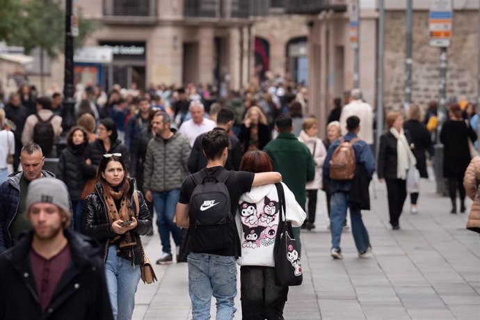 Compradores en el Portal de l'Àngel de Barcelona.