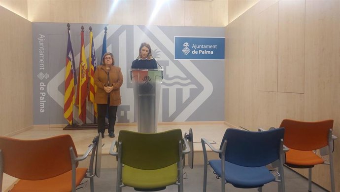La portavoz del Ayuntamiento de Palma, Belén Soto, y la teniente de alcalde de Hacienda, Función Pública y Gobierno Interior, Mercedes Celeste.