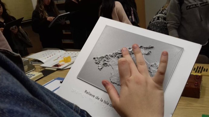 Archivo - Una persona con una discapacidad visual.