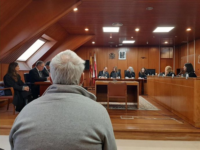 Acusado de incendiar su vivienda, que se extendió a otros pisos del edificio, en Camargo, en el jucio contra él en la Audiencia Provincial de Cantabria