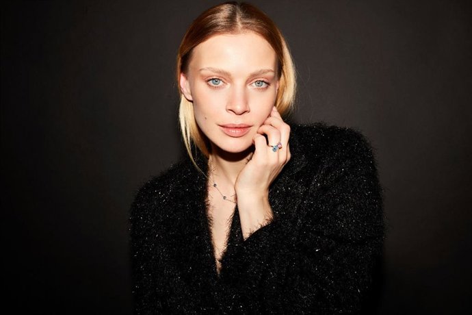 Look 1: Fancy coloured Toi et Moi-style ring from the Bon Bon collection, set with a 1.5ct VS1 Intense to Vivid Pink Oval Diamond and a 1.5ct VS1 Intense to Vivid Blue Pear Diamond.