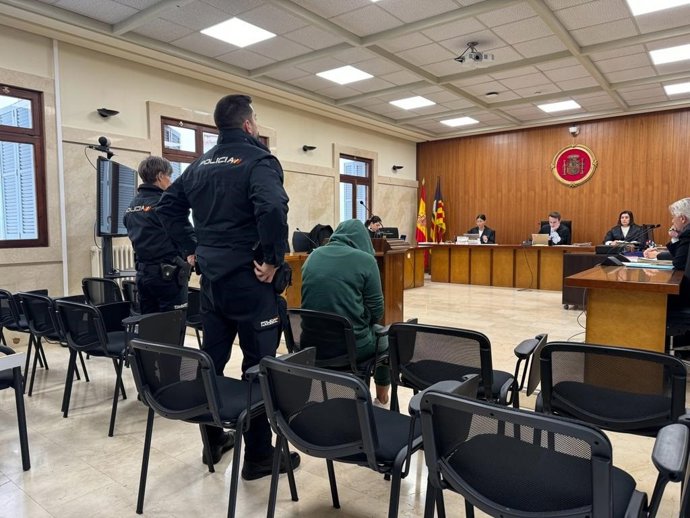 La acusada, sentada durante el juicio.