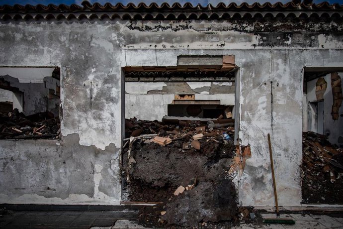 Archivo - Vista de una casa arrasada por la lava en Las Manchas, Los Llanos de Aridane