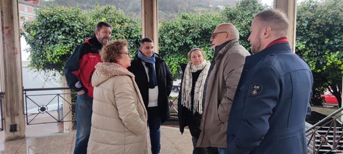 La diputada regional del PP en la Junta General del Principado, Gloria García, junto a represenates de juntas locales del PP en la comarca del Caudal.