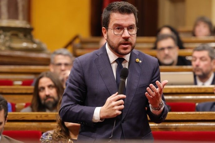 El president de la Generalitat, Pere Aragons, en el ple del Parlament