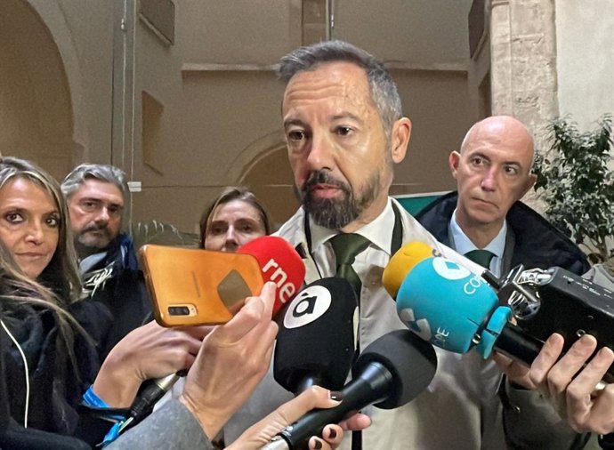 El portavoz de Vox en el Ayuntamiento de Valncia y segundo teniente de alcalde en la ciudad, Juanma Badenas, atendiendo a los medios de comunicación junto a otros ediles de este grupo antes del pleno de diciembre.