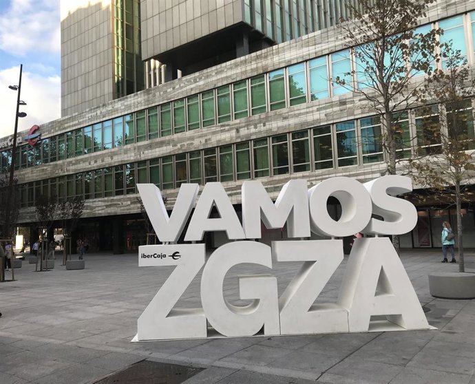 Archivo - Sede central de Ibercaja con el Espacio Xplora detrás de las letras gigantes