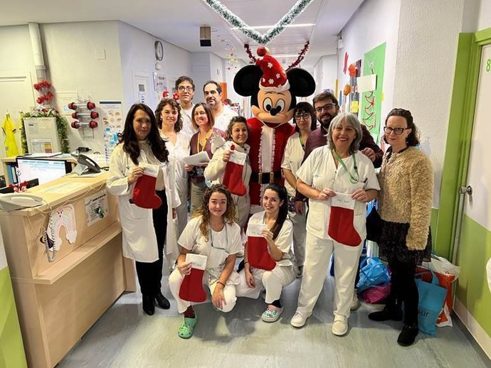 Vallsur lleva regalos a los niños ingresados en el Hospital Clínico Universitario de Valladolid.