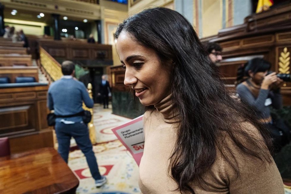 La diputada de Sumar Tesh Sidi a su llegada a un pleno en el Congreso de los Diputados, a 19 de diciembre de 2023, en Madrid (España).