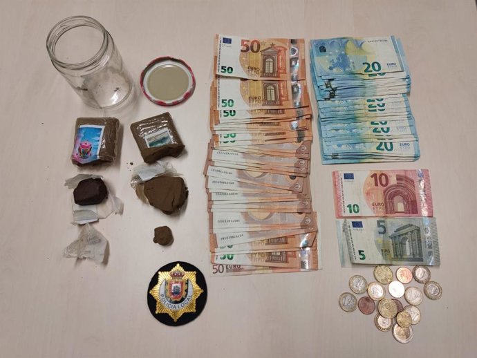 Efectos sustraídos a un vecino de Boo de Guarnizo denunciado por tenencia de drogas y detenido por violencia de género, por agredir a su mujer en el domicilio familiar