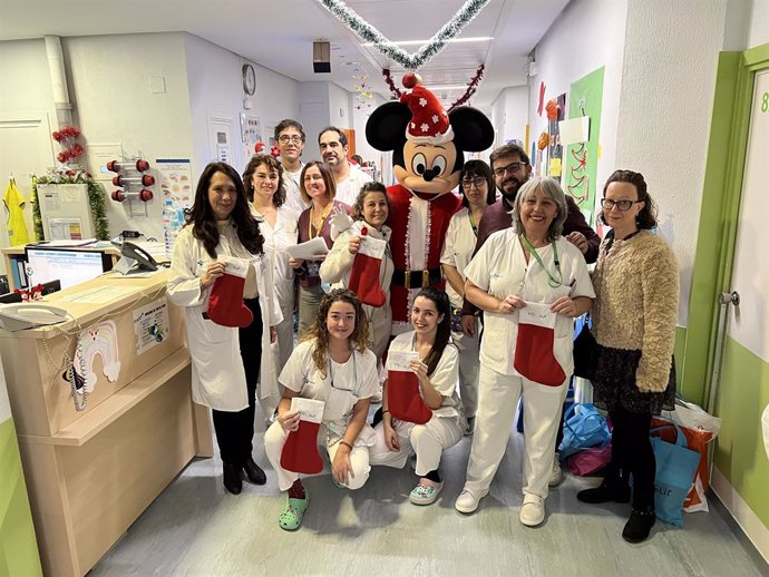 Representantes del centro comercial vallisoletano han visitado a las familias hospitalizadas en la planta de pediatría del hospital