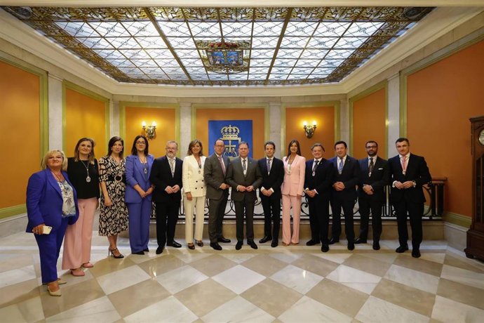 Archivo - Miembros del Grupo Municipal Popular en el Ayuntamiento de Oviedo, con el alcalde Alfredo Canteli en el centro.