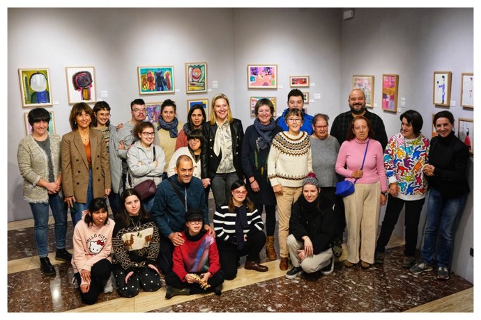 Ana Otadui con artistas con diversidad funcional que exponen sus obras en la sede de Juntas de Bizkaia en Bilbao