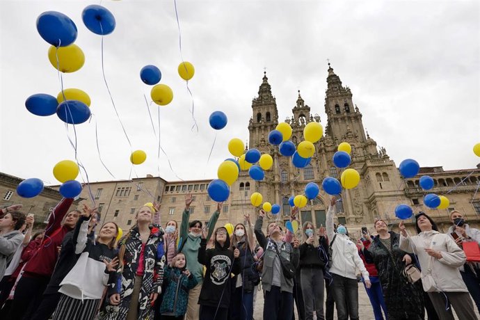 Archivo - Varias personas lanzan globos al aire como gesto para el fin de la guerra en Ucrania, en la plaza del Obradoiro, a 25 de marzo de 2022, en Santiago de Compostela, A Coruña, Galicia (España). El acto, convocado por el Equipo de Investigaciones 