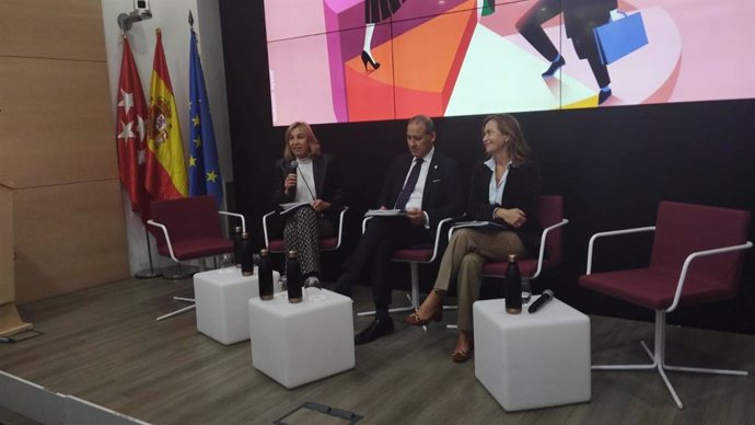 El decano del ICAM, Eugenio Ribón, y la vicedecana. Isabel Winkels, en la presentación de un nuevo estudio sobre la Abogacía madrileña