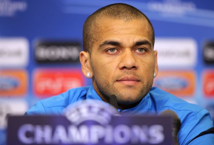 Archivo - FILED - 13 February 2012, North Rhine-Westphalia, Leverkusen: Then Barcelona's Dani Alves attends a press conference at the BayArena. Alves has joined Mexico's Pumas at the age of 39. Photo: picture alliance / dpa