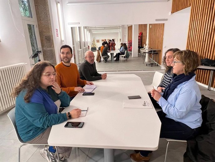 Sumar Galicia se reúne con las Anpas gallegas, que hace ronda con los partidos