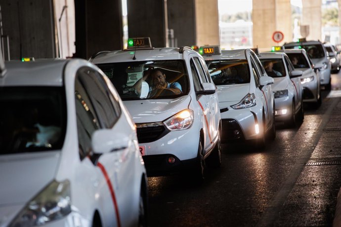 Archivo - Una cola de taxis en las inmediaciones de la terminal T4 del aeropuerto Adolfo Suárez-Madrid Barajas, a 30 de junio de 2023