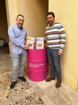 El representante de Dolmen Edicions, Vicente García, y el director del IEB, Lloren Perelló, sostienen los cómics.
