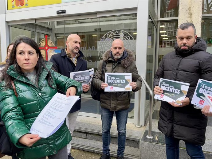 La Junta de Personal Docente no Universitario de Cantabria entrega en la Consejería de Educación las cartas de apoyo de los claustros de centros públicos a la campaña de reivindicación de adecuación retributiva y horaria #EsAhora.