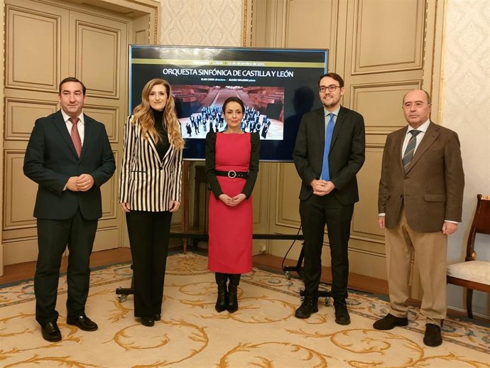 Los presentes en la presentación del concierto de la OSCyL en Salamanca: Eloy Ruiz, Mar Sancho, Carmen Seguín, Ángel Fernández y José Luis Barba, de izquierda a derecha, en el Ayuntamiento