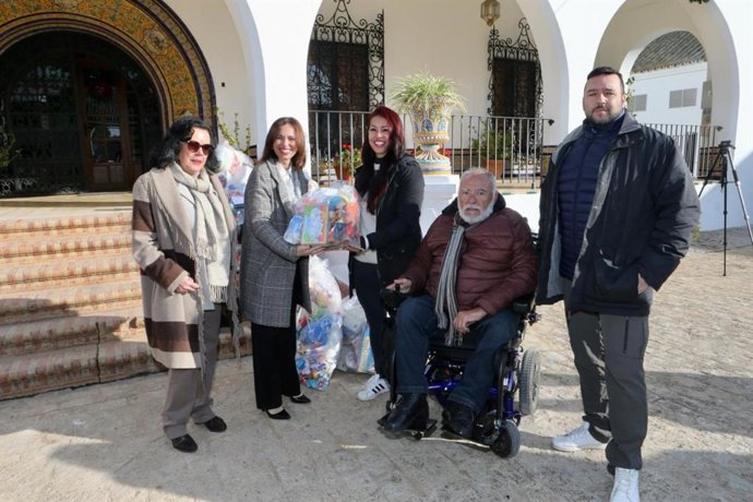 La consejera de Fomento, Rocío Díaz, con la Asociación de Amigos del Parque del Alamillo con motivo de la campaña de recogida de juguetes para el Día de Reyes.