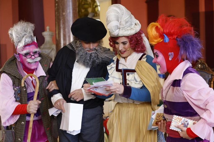 Olentzero y Mari Domingi leen cartas de niños de Bilbao junto a dos galtzagorris