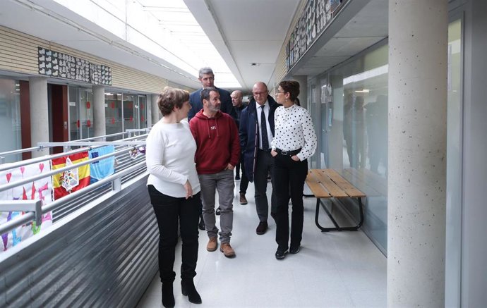 La presidenta Chivite y el consejero Gimeno en su visita al IESO La Paz de Cintruénigo