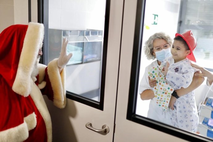 Papá Noel en el Hospital Juan Ramón Jiménez de Huelva.