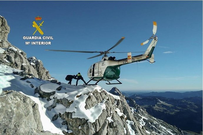 Archivo - GREIM y helicóptero de la Guardia Civil. Archivo.