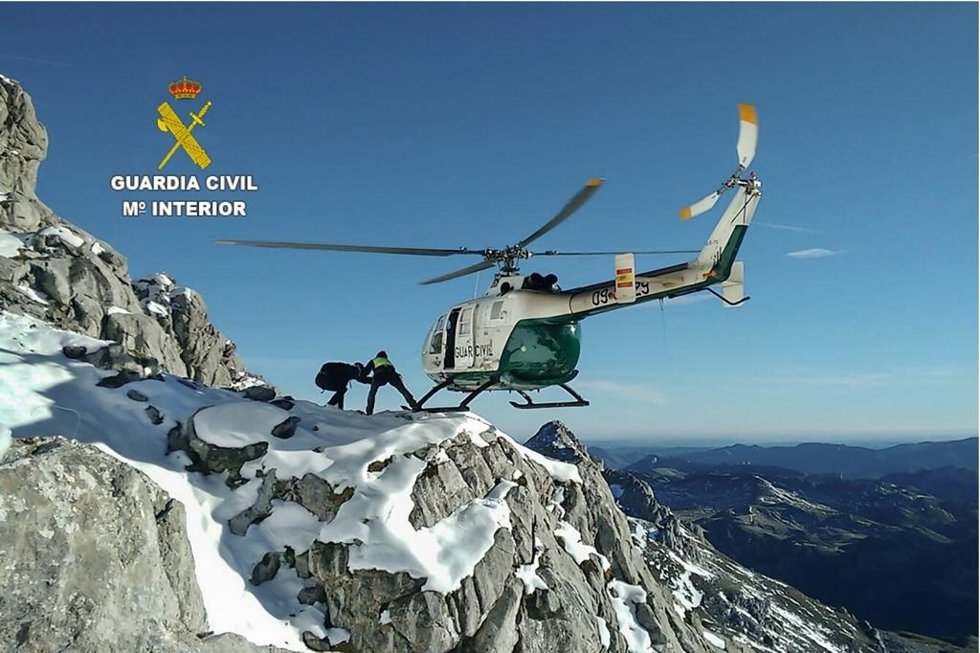 Archivo - GREIM y helicóptero de la Guardia Civil. Archivo.